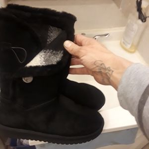 Size 10s 5womens koolaburra boots . New condition